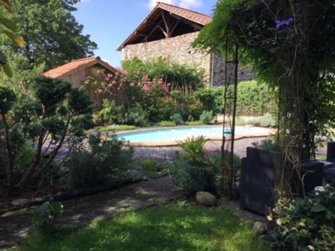 לינה וארוחת בוקר Villeneuve-de-Rivière Loft Atypique מראה חיצוני תמונה